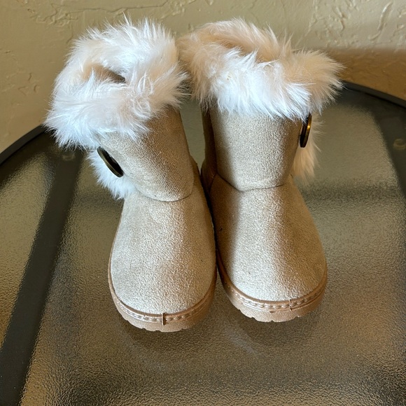NWOT China Buttons City Toddler Winter Faux Fur Boots Size 25 - Picture 2 of 10